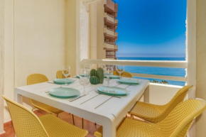 Apartment on the first line of the sea with a view and free parking
